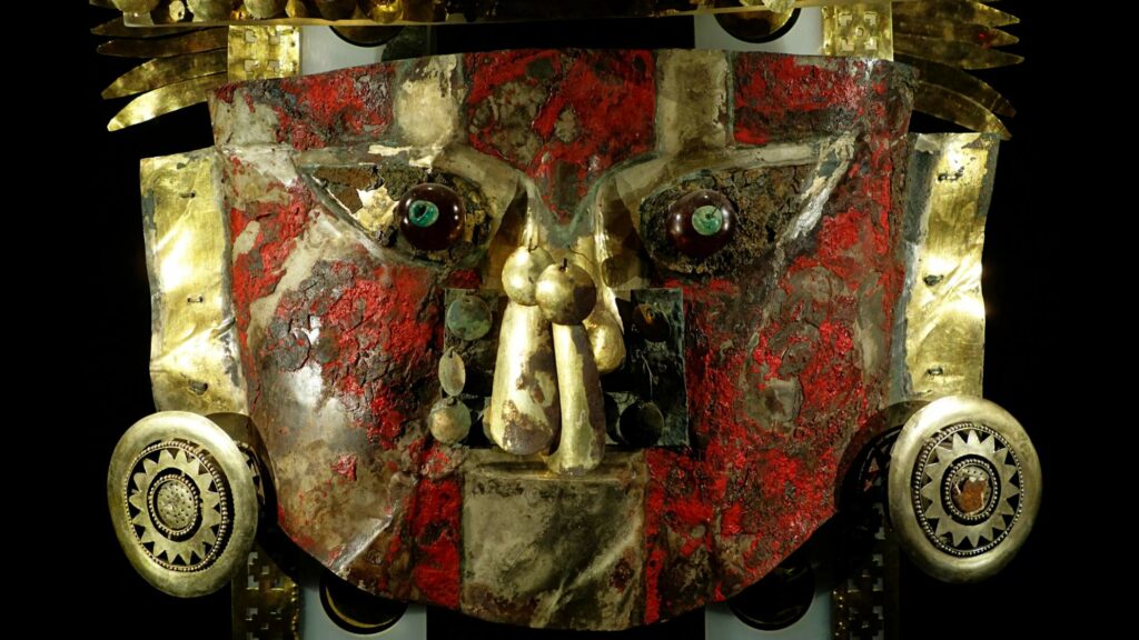 Rode verf op 1,000 jaar oud gouden masker uit Peru bevat menselijke bloedeiwitten 2