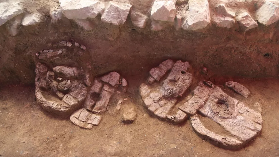 Çin'in Sincan bölgesindeki arkeolojik alanda gömülü ahşap vagonlar bulundu. Resim kredisi: Sincan Kültürel Eserler ve Arkeoloji Enstitüsü
