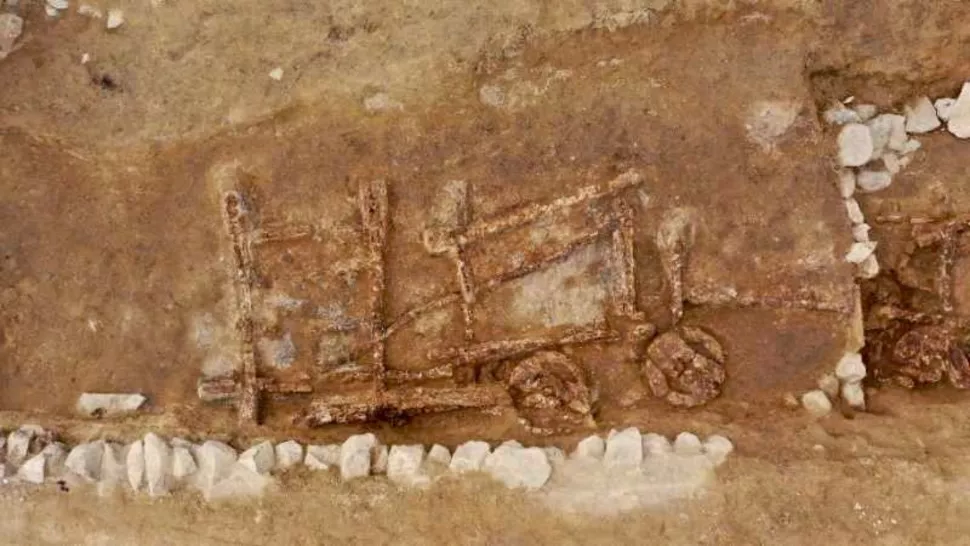 Vue aérienne de wagons en bois enterrés trouvés sur un site archéologique du Xinjiang en Chine. (Crédit image : Institut des reliques culturelles et d'archéologie du Xinjiang)