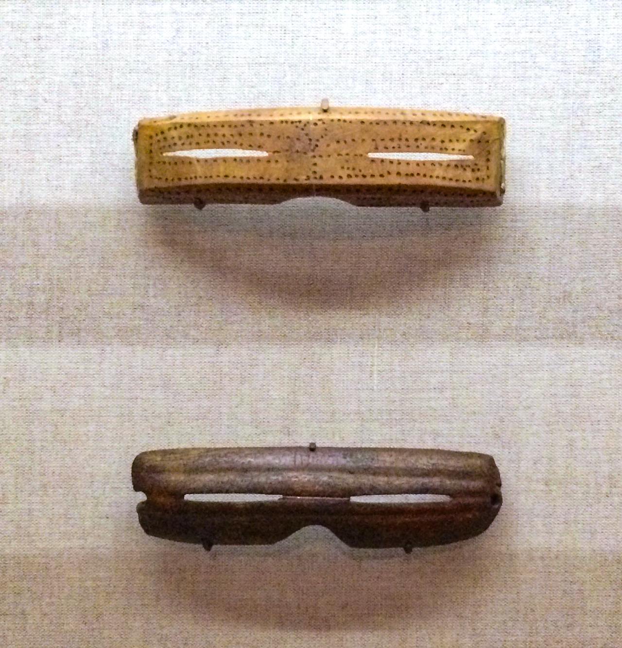Inuitské snehové okuliare vyrezávané z kosti, slonoviny, dreva alebo parohu 3