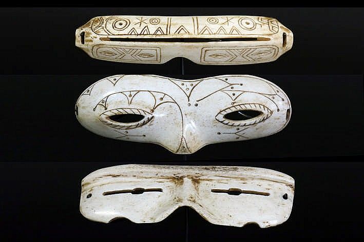 Inuitske naočale za snijeg izrezbarene od kosti, slonovače, drveta ili rogovlja 6