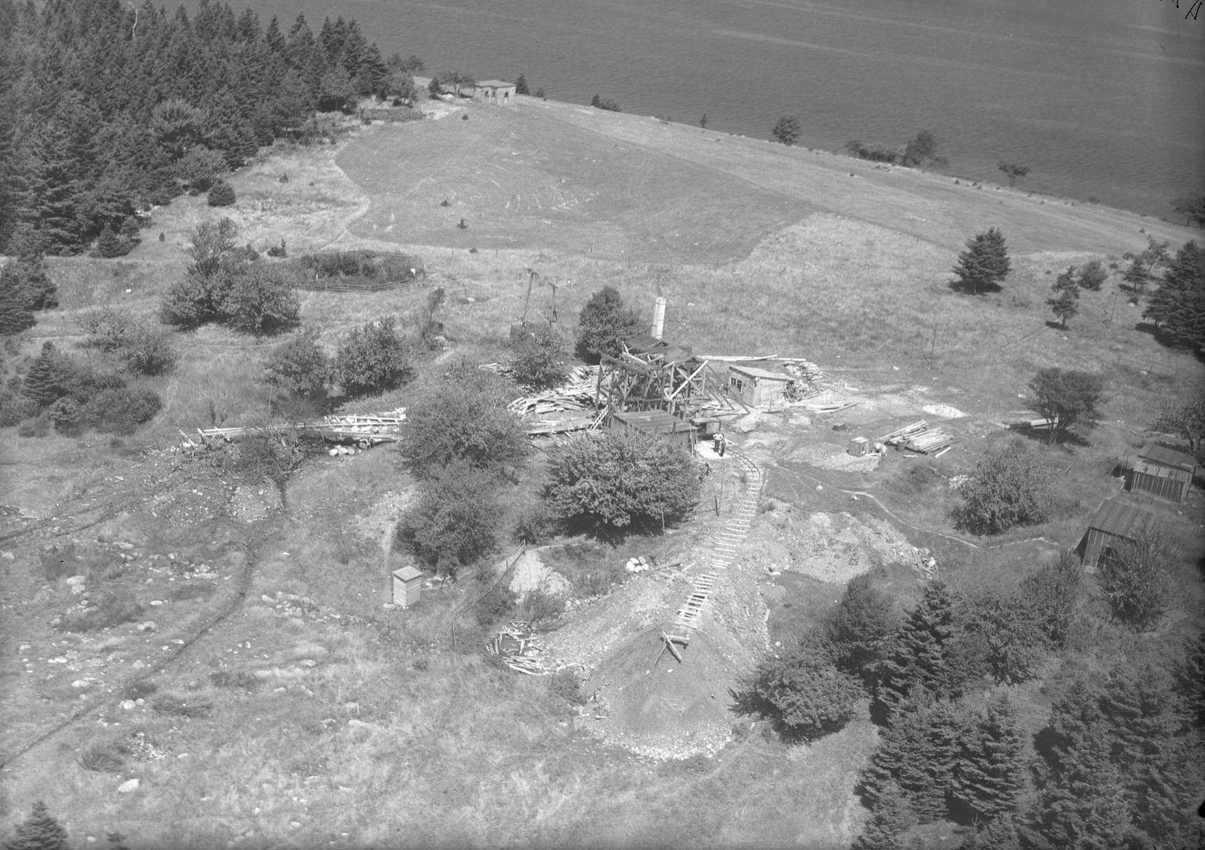Фотографијата е направена во август 1931 година на островот Оук во Нова Шкотска, Канада. На него беа прикажани различни копања и градби.