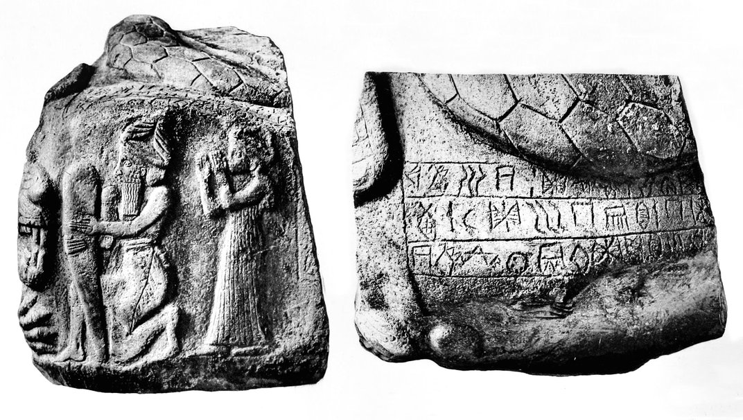 Piatră perforată cu inscripții liniare elamite, din colecțiile Luvru. În ultimul secol, arheologii au descoperit peste 1,600 de inscripții proto-elamite, dar doar aproximativ 43 în elamit liniar, împrăștiate pe scară largă în Iran. © Wikimedia Commons