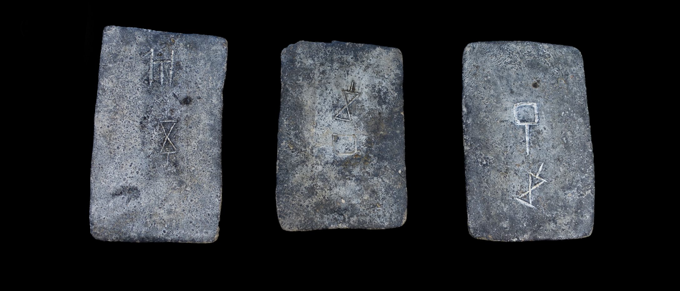 Unele dintre lingourile de tablă studiate din marea de pe coasta Israelului (aproximativ 1300-1200 î.Hr.).
