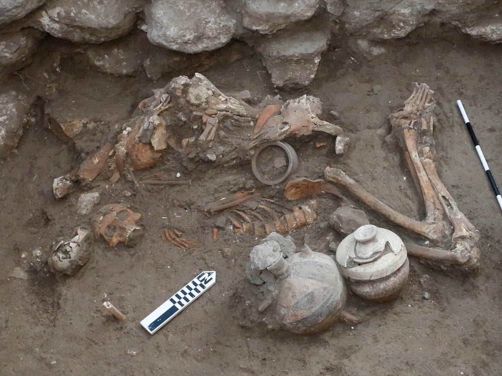 Посмртните останки на двајца браќа беа пронајдени заедно закопани под даските на нивниот дом. Едниот имаше дупка во черепот што одговараше на операција. Калишер и сор., 2023, PLOS One, CC-BY 4.0