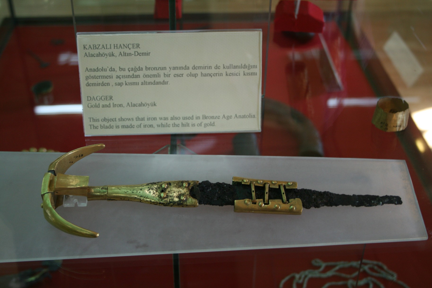 En dolk fra Alacahöyük, et arkæologisk sted i Tyrkiet. Den er lavet af jern og guld, længde 18.5 cm. Det går tilbage til bronzealderen, 2500-2000 f.Kr.