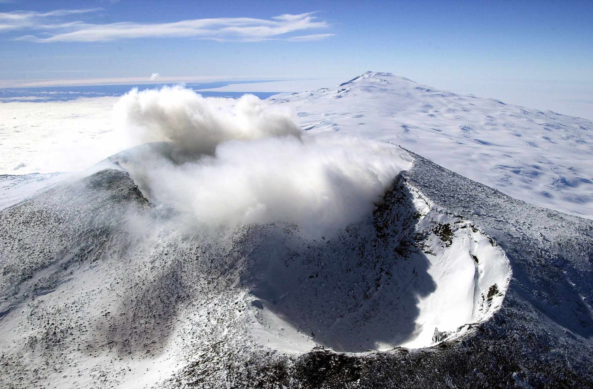 Вид с воздуха на кратеры горы Эребус на переднем плане и гору Террор на заднем плане, остров Росс, Антарктида.