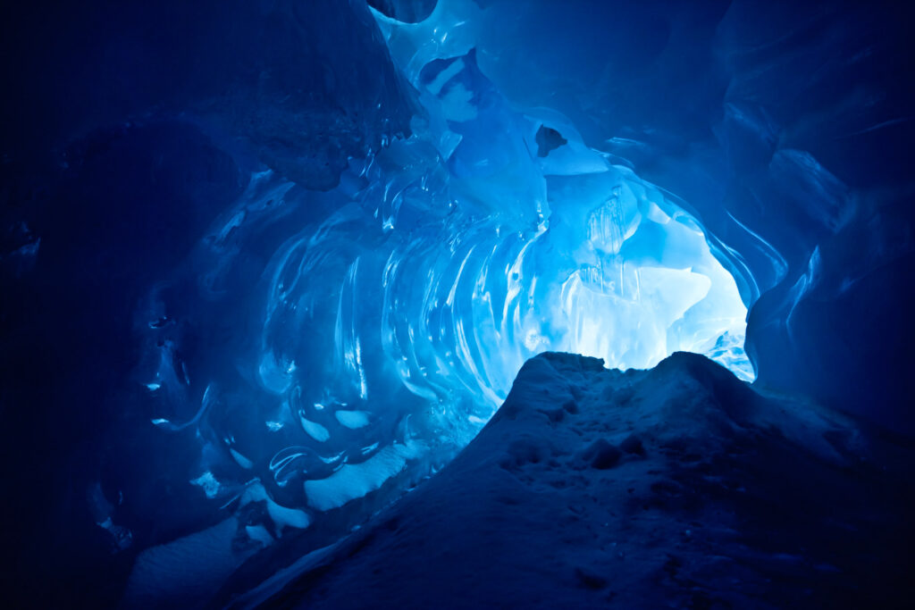 Антарктиданың жылы үңгірлері жұмбақ және белгісіз түрлердің құпия әлемін жасырады, ғалымдар 2