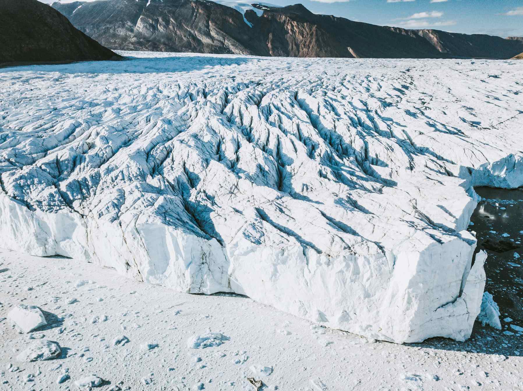 No início do último gelo, as geleiras montanhosas locais cresceram e formaram grandes mantos de gelo, como o visto aqui na Groenlândia, que cobria grande parte do atual Canadá, Sibéria e norte da Europa.