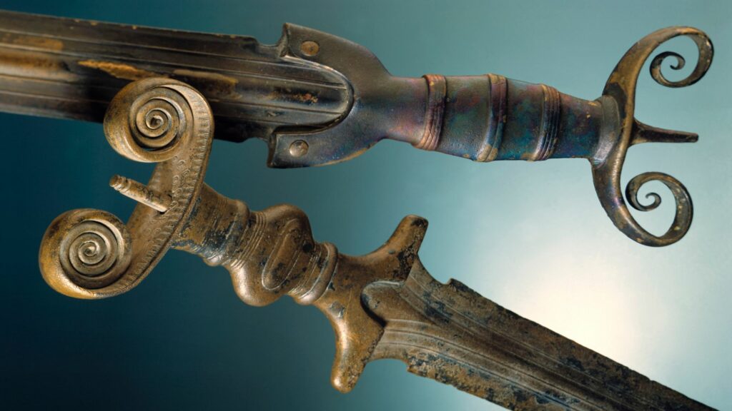 ಹಾಲ್‌ಸ್ಟಾಟ್ ಬಿ ಅವಧಿಯ (ಸುಮಾರು 10 ನೇ ಶತಮಾನ BC) ಆಂಟೆನಾ ಕತ್ತಿಗಳು, ನ್ಯೂಚಾಟೆಲ್ ಸರೋವರದ ಬಳಿ ಕಂಡುಬಂದಿವೆ