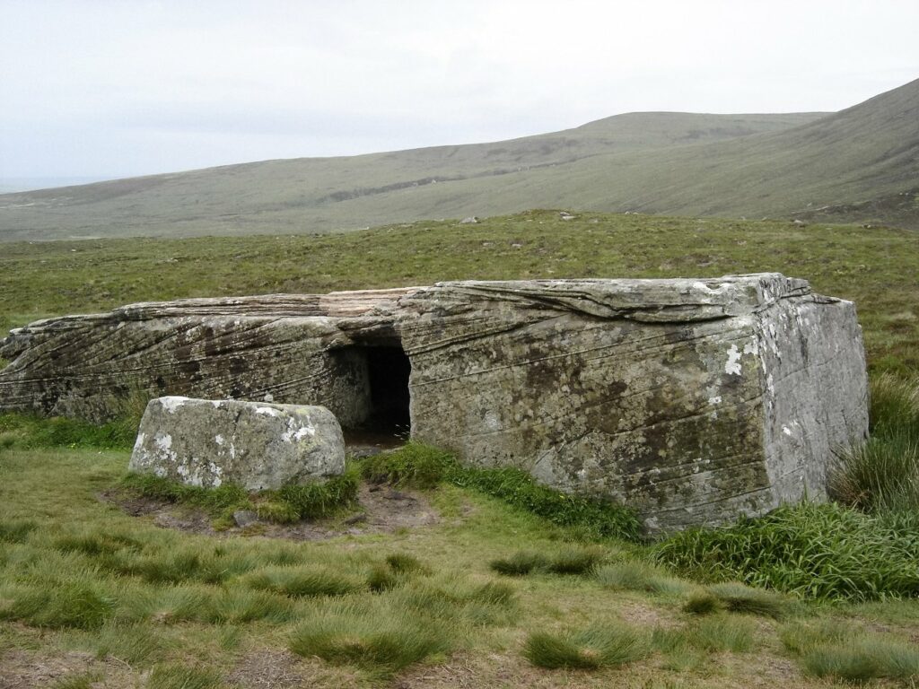 Dwarfie Stane: un mormânt misterios tăiat în stâncă, vechi de 5,000 de ani, pe insula scoțiană Hoy 5