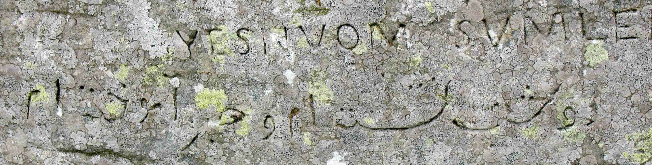 Esta é uma inscrição em caligrafia persa no Dwarfie Stane. Foi deixado pelo capitão William Henry Mounsey de Castletown e Rockcliffe, que acampou aqui em 1850, e diz: "Passei duas noites sentado e aprendi a ter paciência". Acima do persa está seu nome escrito ao contrário em latim.