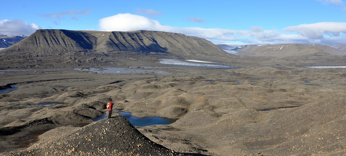 가장 초기의 ichthyosaur 유적을 생성하는 Spitsbergen의 화석 함유 암석.