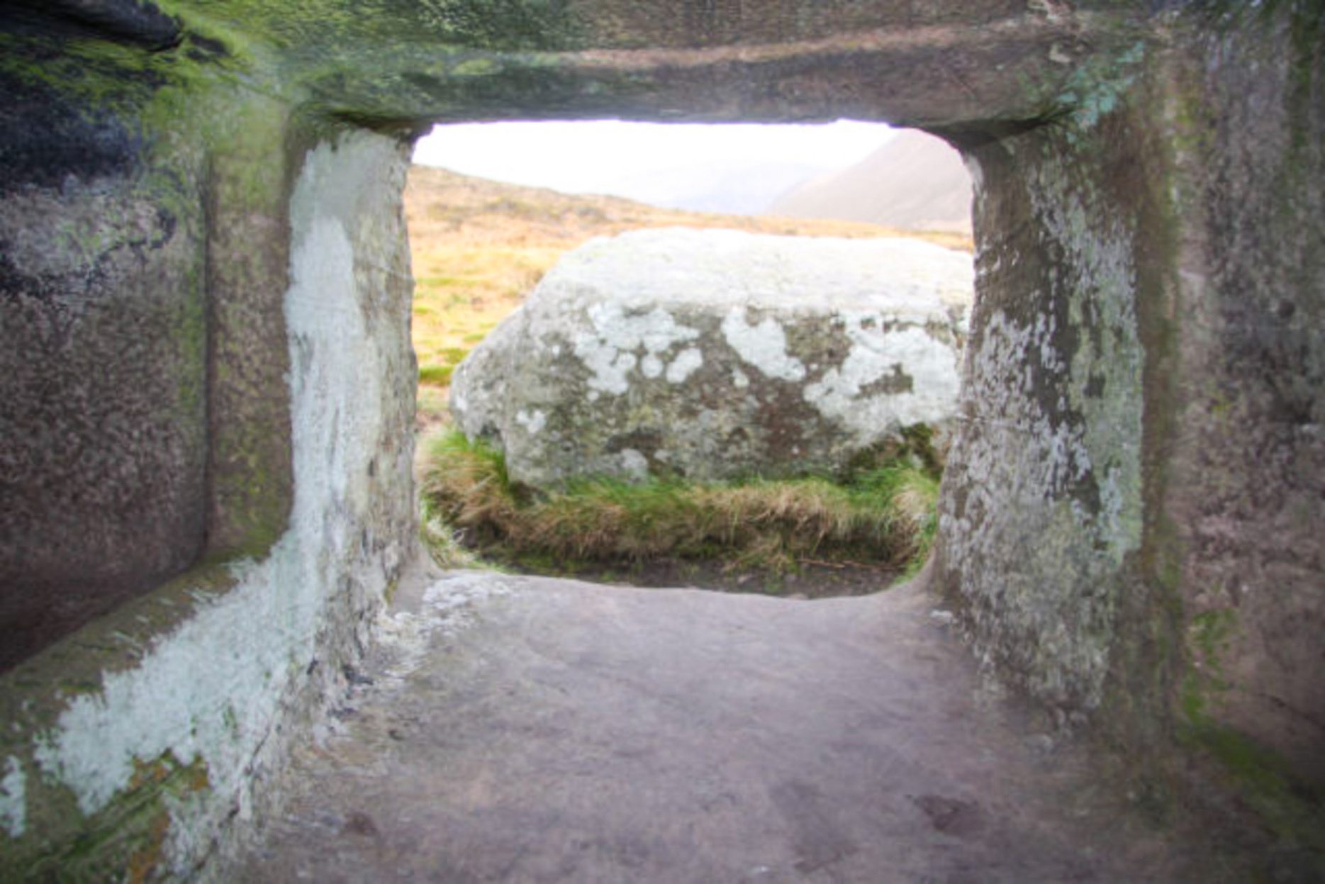 Dwarfie Stane viduje Didelis akmuo lauke kadaise užblokavo įėjimą į šį neolito laikų uoloje iškirstą kapą.