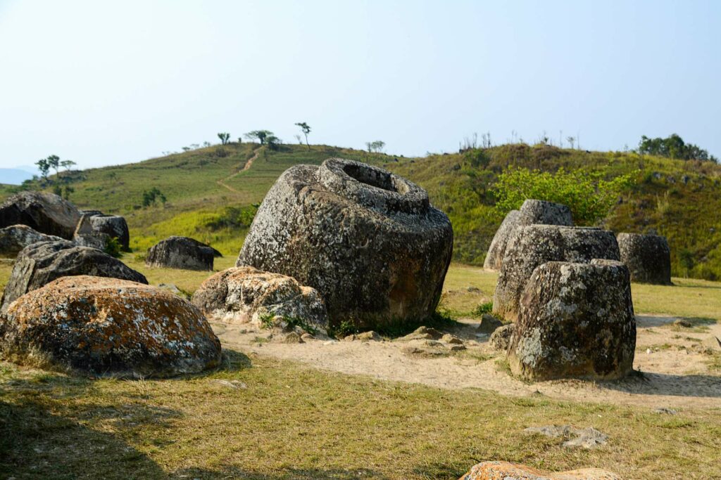 La Piana delle giare è un sito archeologico in Laos che comprende migliaia di enormi giare di pietra