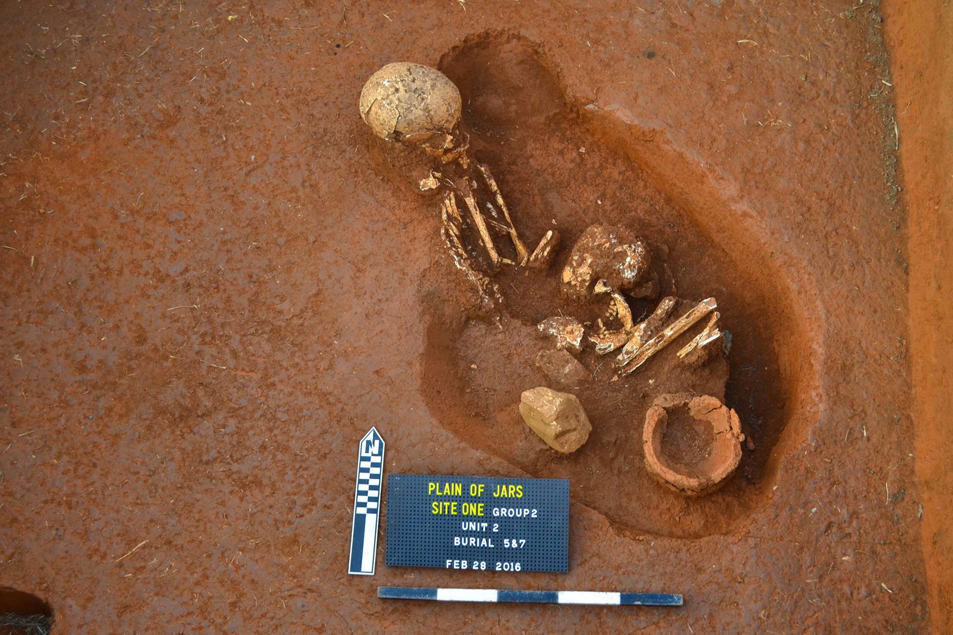 Egy új kutatás szerint az emberi maradványokat 700 és 1,200 évvel ezelőtt temették el az üvegek mellé.