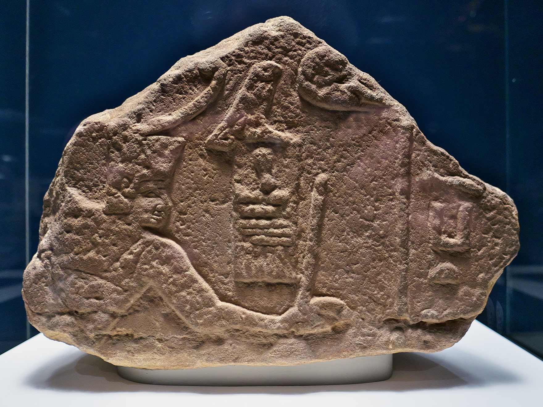 Fragment de secours de Sanakht dans la pose de frapper un ennemi. Originaire du Sinaï, aujourd'hui EA 691 exposée au British Museum.