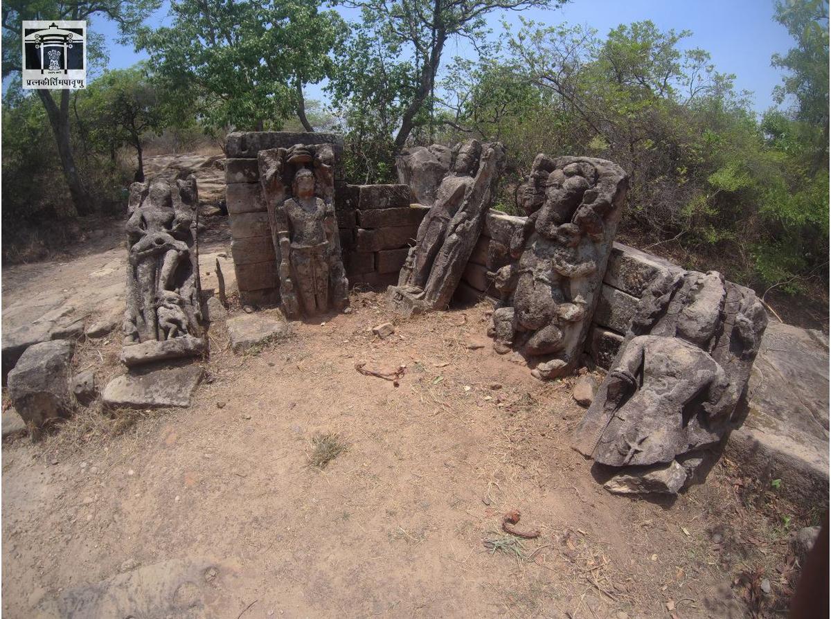 Ερείπια ειδώλων που βρέθηκαν στο καταφύγιο τίγρης στο Madhya Pradesh.