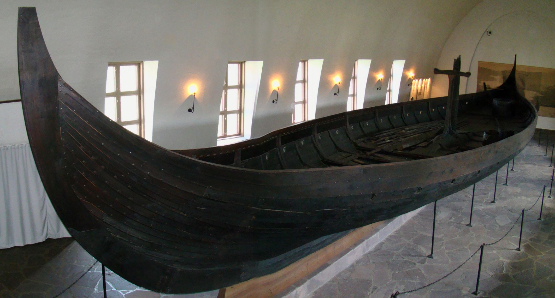 Le navire Gokstad dans le musée des navires vikings construit à cet effet à Oslo, en Norvège. Le navire mesure 24 mètres de long et 5 mètres de large et peut accueillir 32 hommes avec des rames pour ramer.