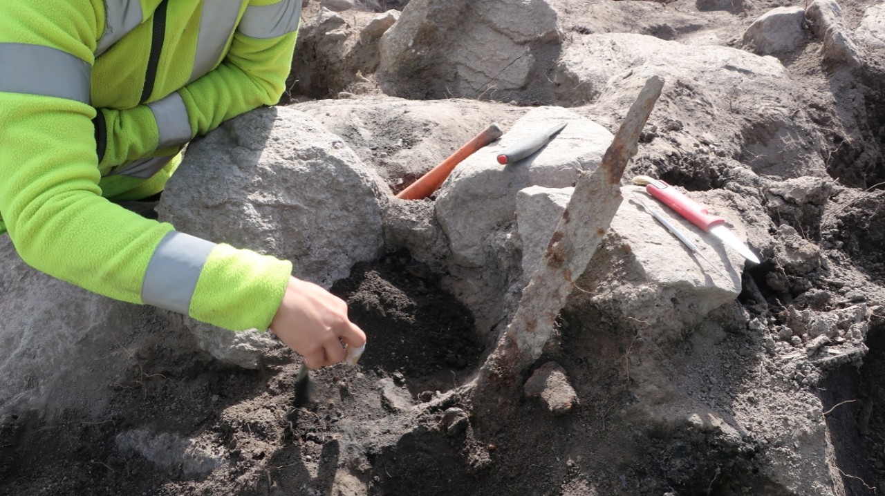 De mystérieuses épées vikings découvertes sur un site funéraire vieux de 1,200 1 ans XNUMX