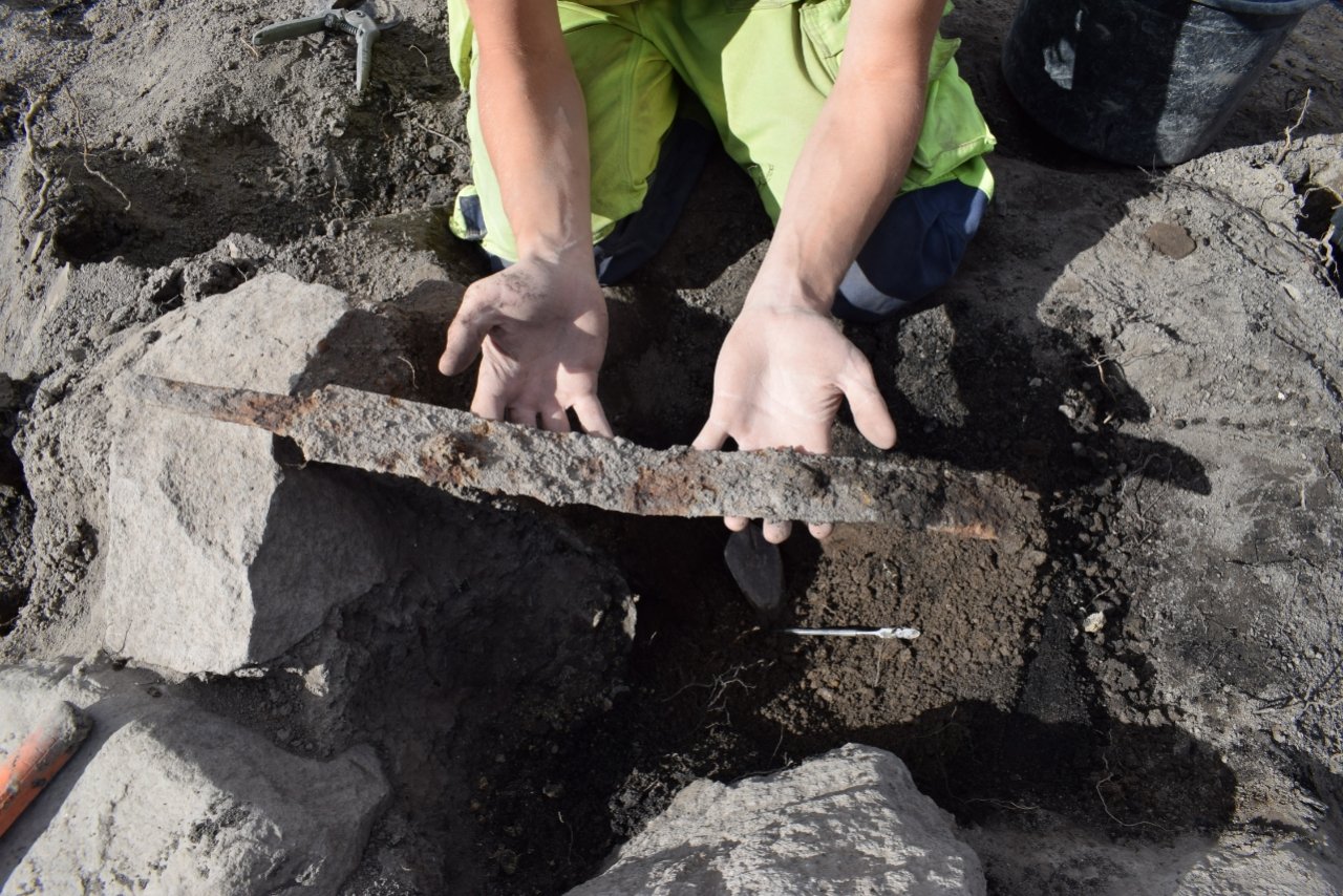 Mysterieuze Vikingzwaarden opgegraven op 1,200 jaar oude begraafplaats 2