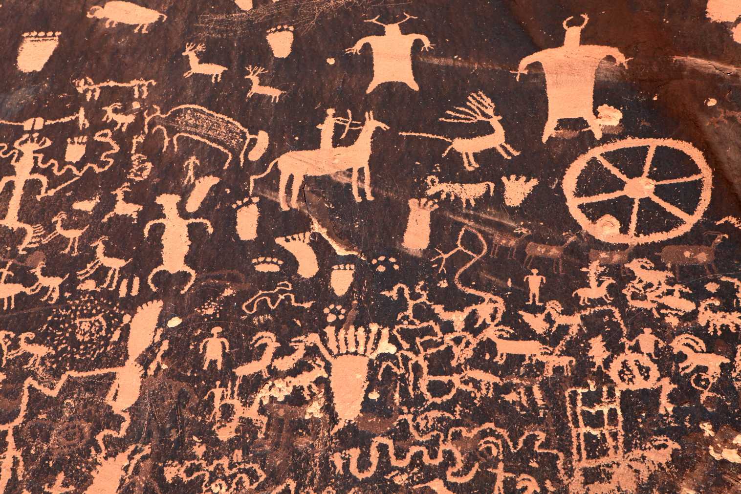Anasazi-rotstekeningen in het staatspark Newspaper Rock, Utah, VS. Helaas hadden de Anasazi geen geschreven taal en is er niets bekend over de naam waarmee ze zichzelf noemden. © iStock