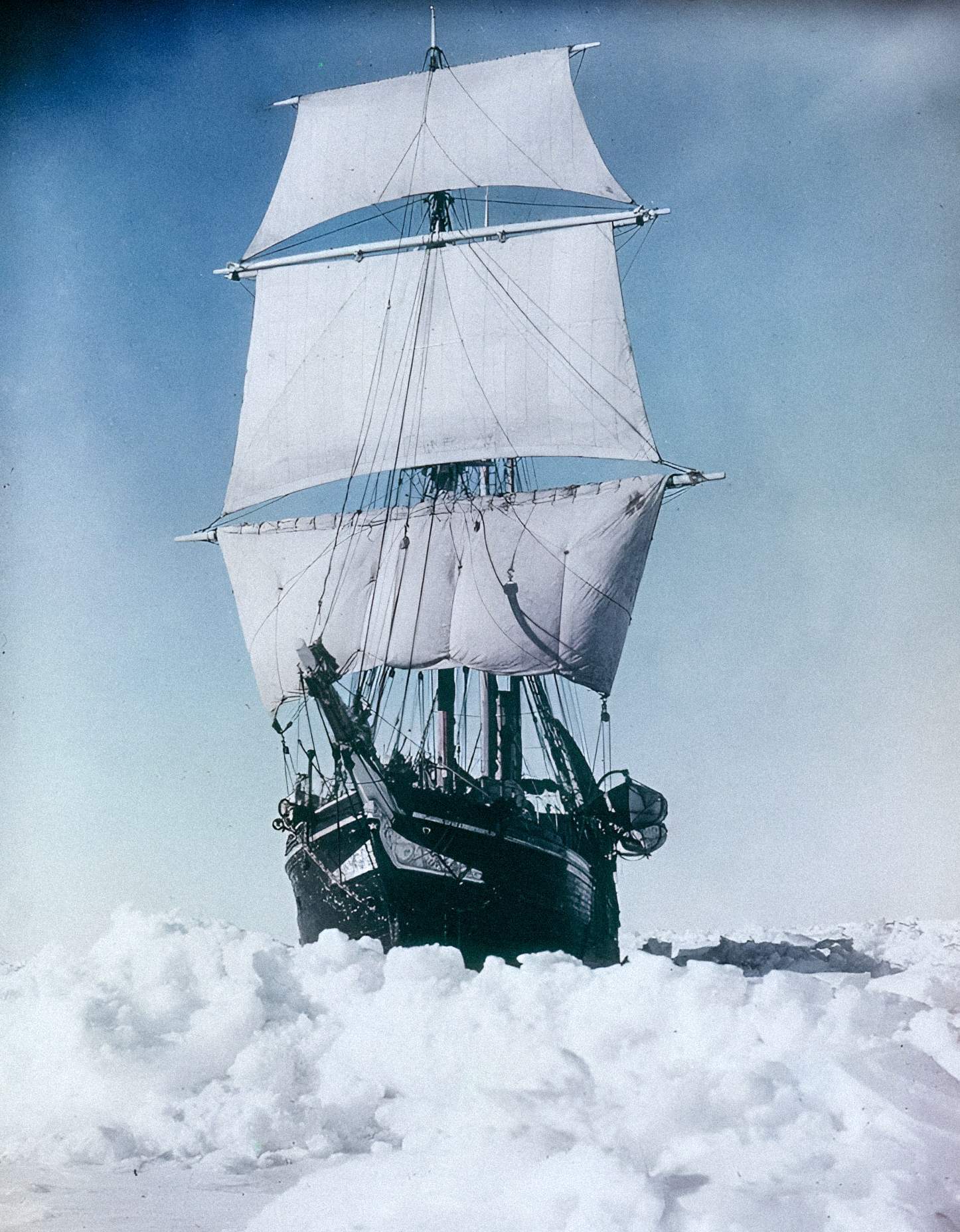 帝国南極横断探検隊でウェッデル海の流氷を突き破ろうとする蒸気と帆の下での耐久力、1915 年、フランク ハーレー作。