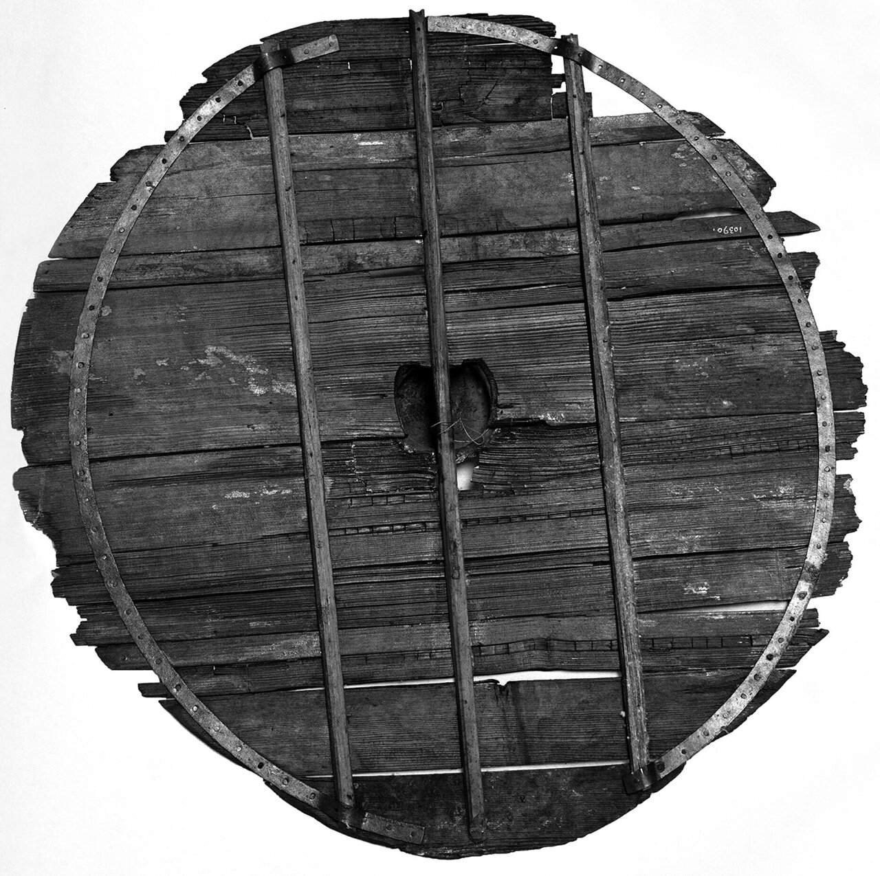Shield 'reconstruction' cobbled together in the late 19th–early 20th century. The shield is reinforced with modern steel frames but comprised of original boards. The central board is seemingly equipped with a roughly heart-shaped center hole. Photo: Museum of Cultural History, University of Oslo, Norway. Rotated 90 degrees clockwise by the author.