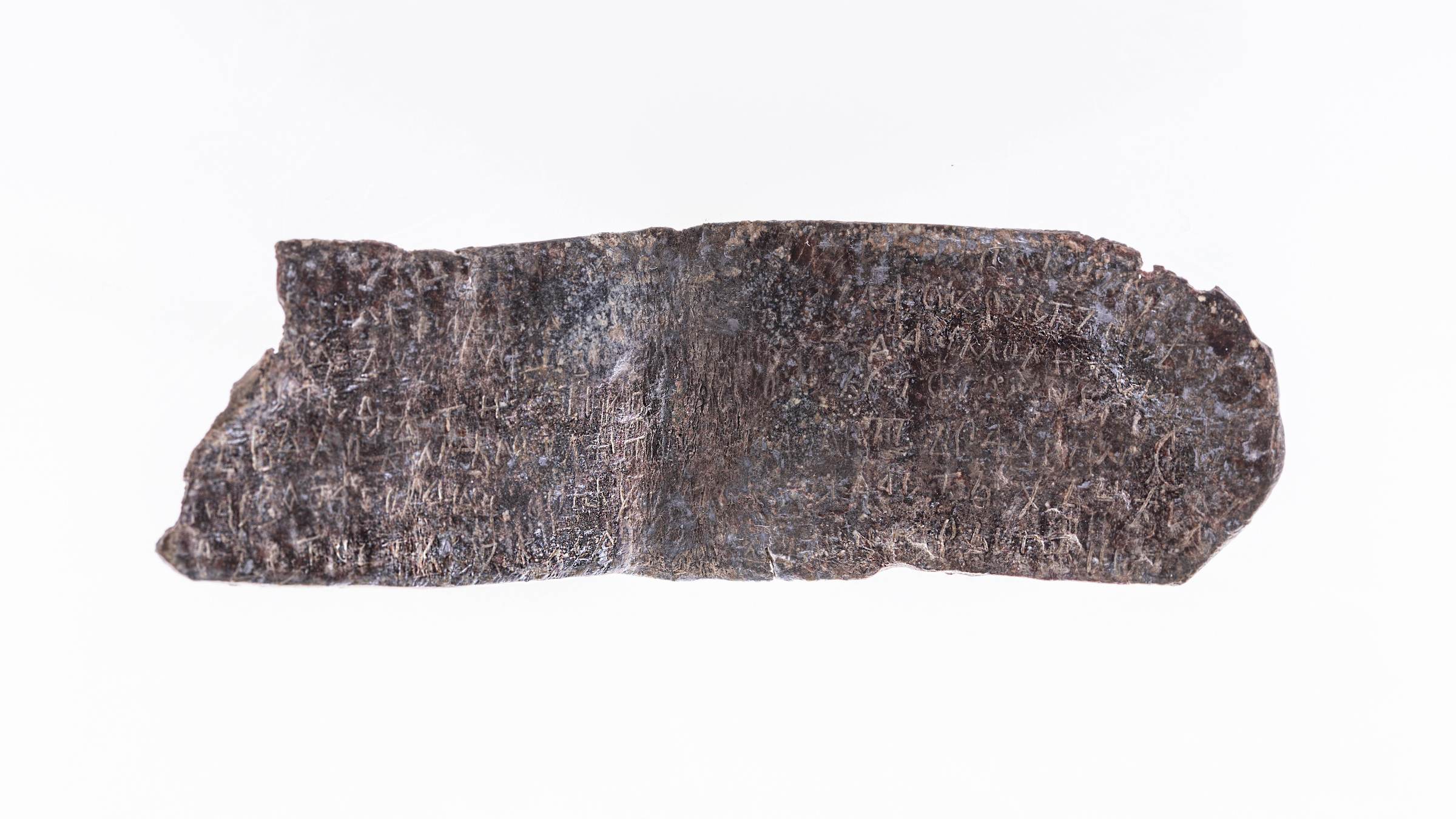 Der 1,100 Jahre alte Brustpanzer zur Abwehr des Bösen enthält möglicherweise die älteste jemals gefundene kyrillische Schrift 1
