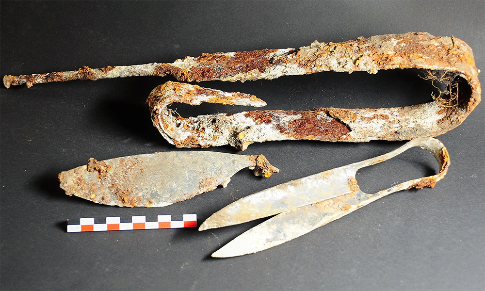 Saksamaal keldi tuhastamishauast avastati 2,300 aasta vanused käärid ja "volditud" mõõk 1