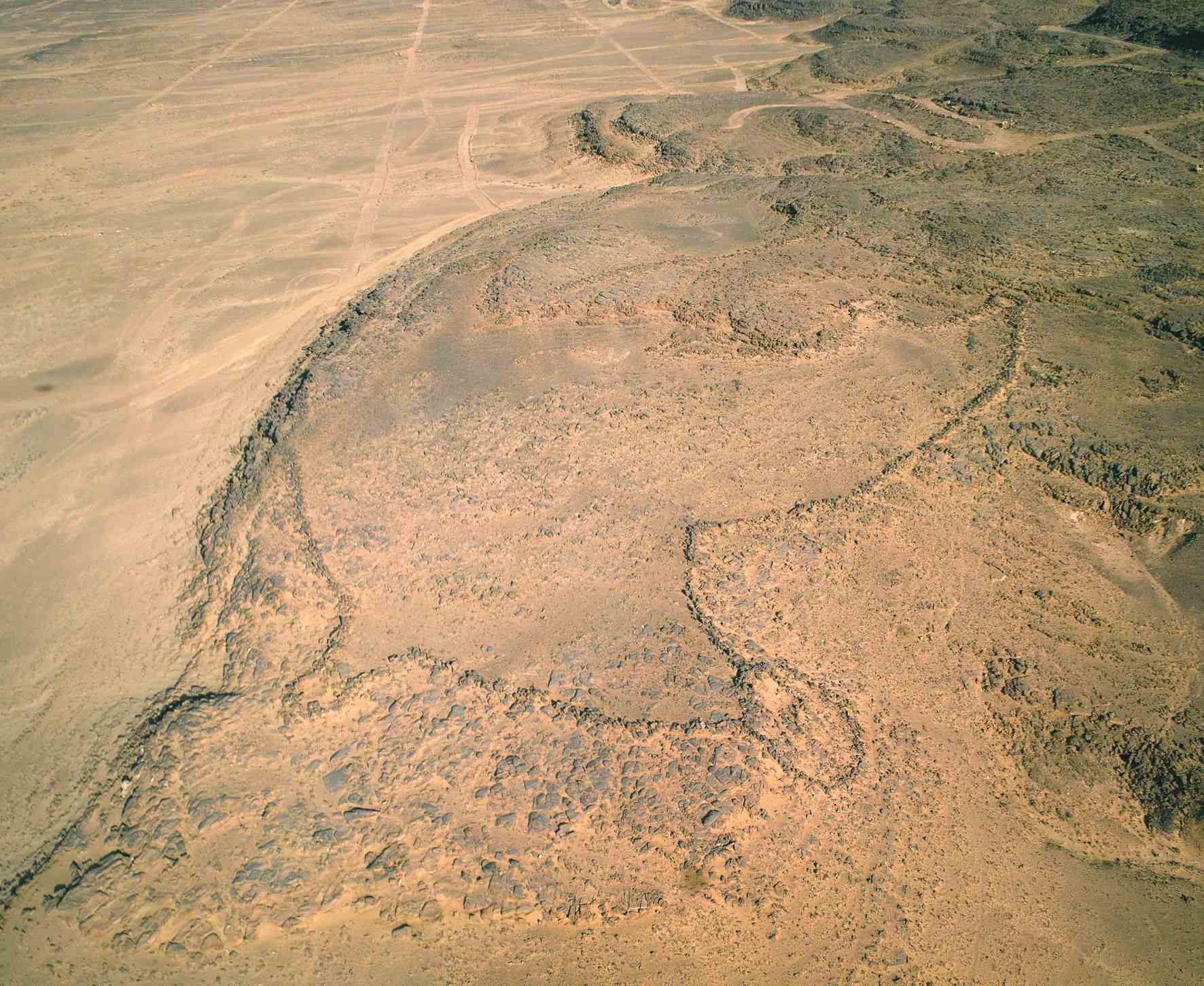 عرب میں 8,000 سال پرانی چٹانیں دنیا کی قدیم ترین میگا اسٹرکچر بلیو پرنٹس ہو سکتی ہیں 2