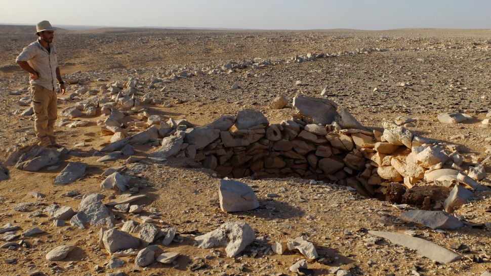 การแกะสลักหินอายุ 8,000 ปีในอาระเบียอาจเป็นพิมพ์เขียวของโครงสร้างขนาดใหญ่ที่เก่าแก่ที่สุดในโลก 3