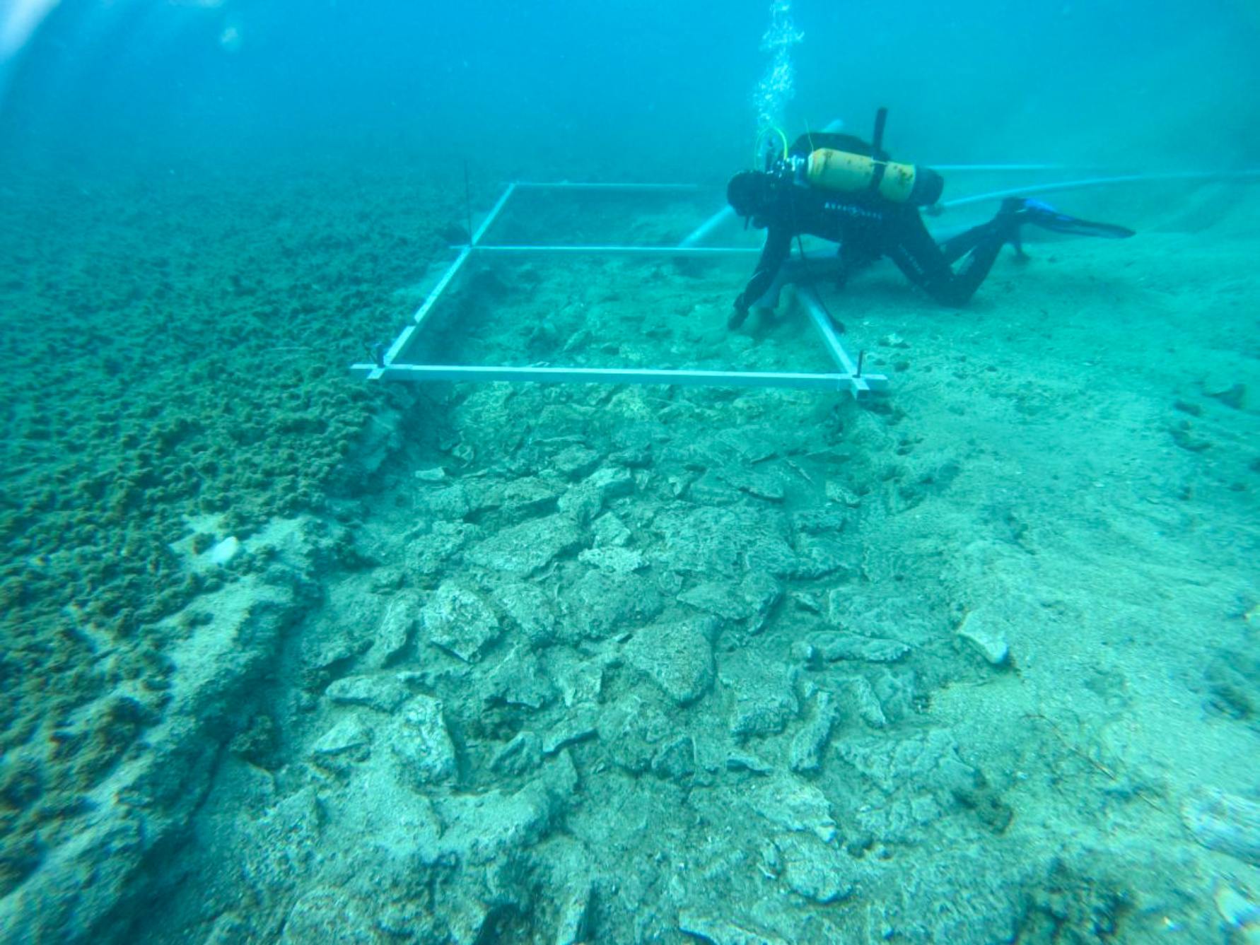 Un subacqueo esplora una carreggiata sottomarina sepolta dal fango per migliaia di anni.