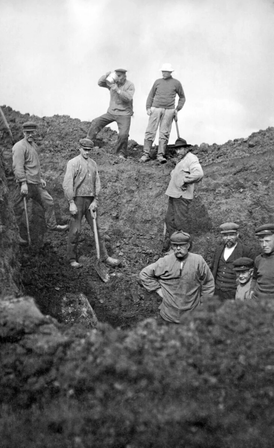 Haakon Shetelig vykopal mohylu Salhushaugen v letech 1906 a 1912.