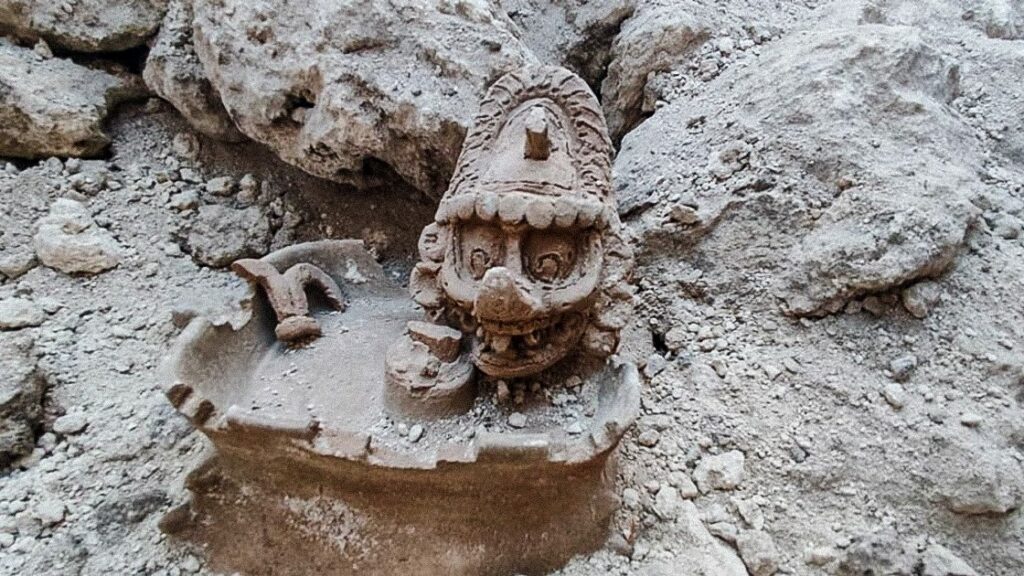 Une rare statue du dieu maya K'awiil découverte le long de la ligne 1 du train Maya