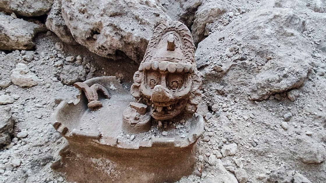 Vzácna socha mayského boha K'awiila nájdená pozdĺž cesty Maya Train 1