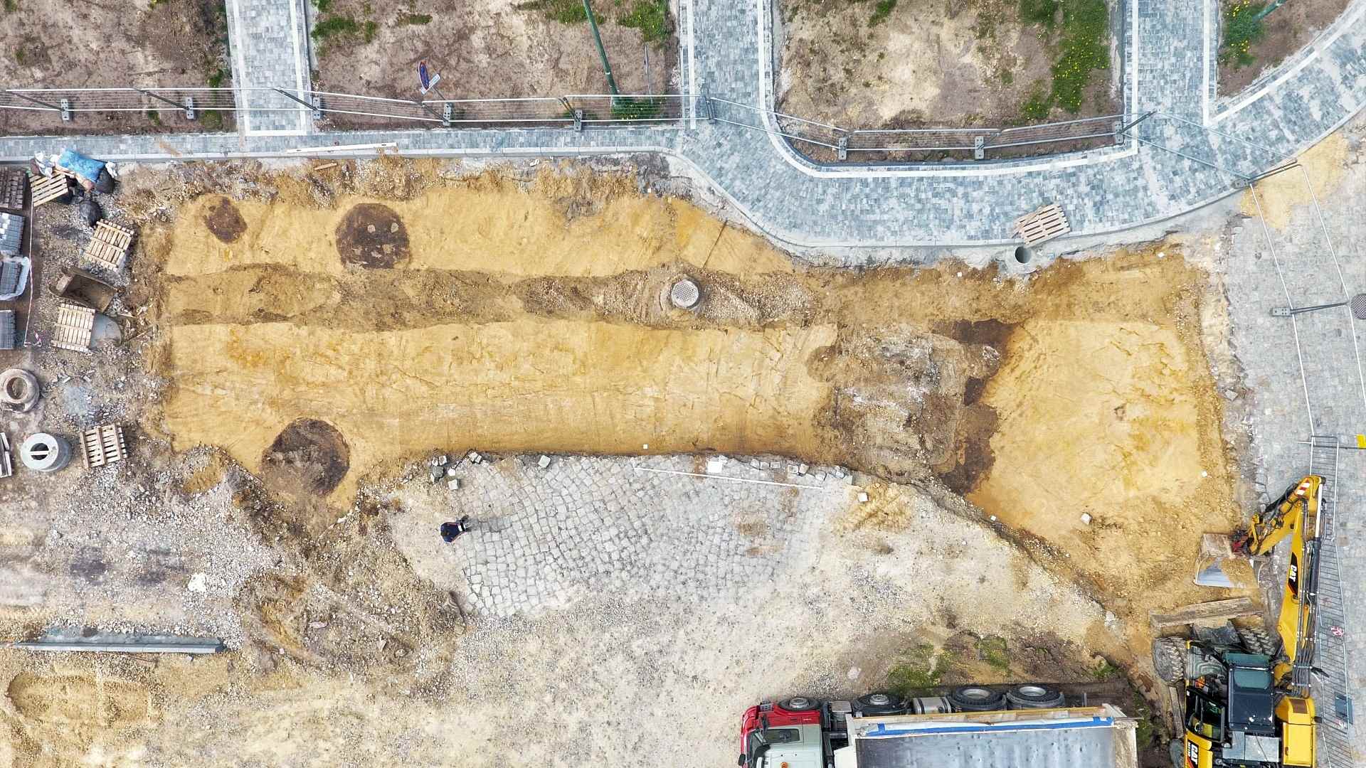 Et velbevaret 7,000 år gammelt skelet gravet frem under renovering i Polen 2