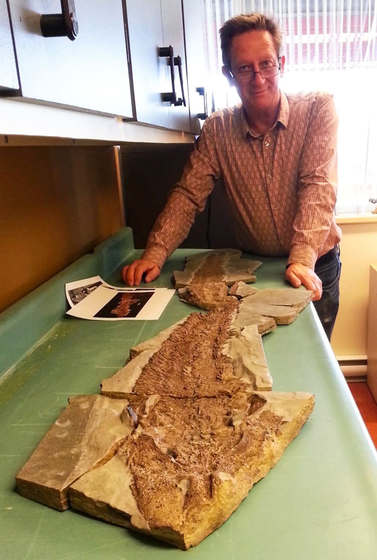 Професор Джон Лонг із копалинами риби Elpistostege, знайденими в Мігуаші, Канада.