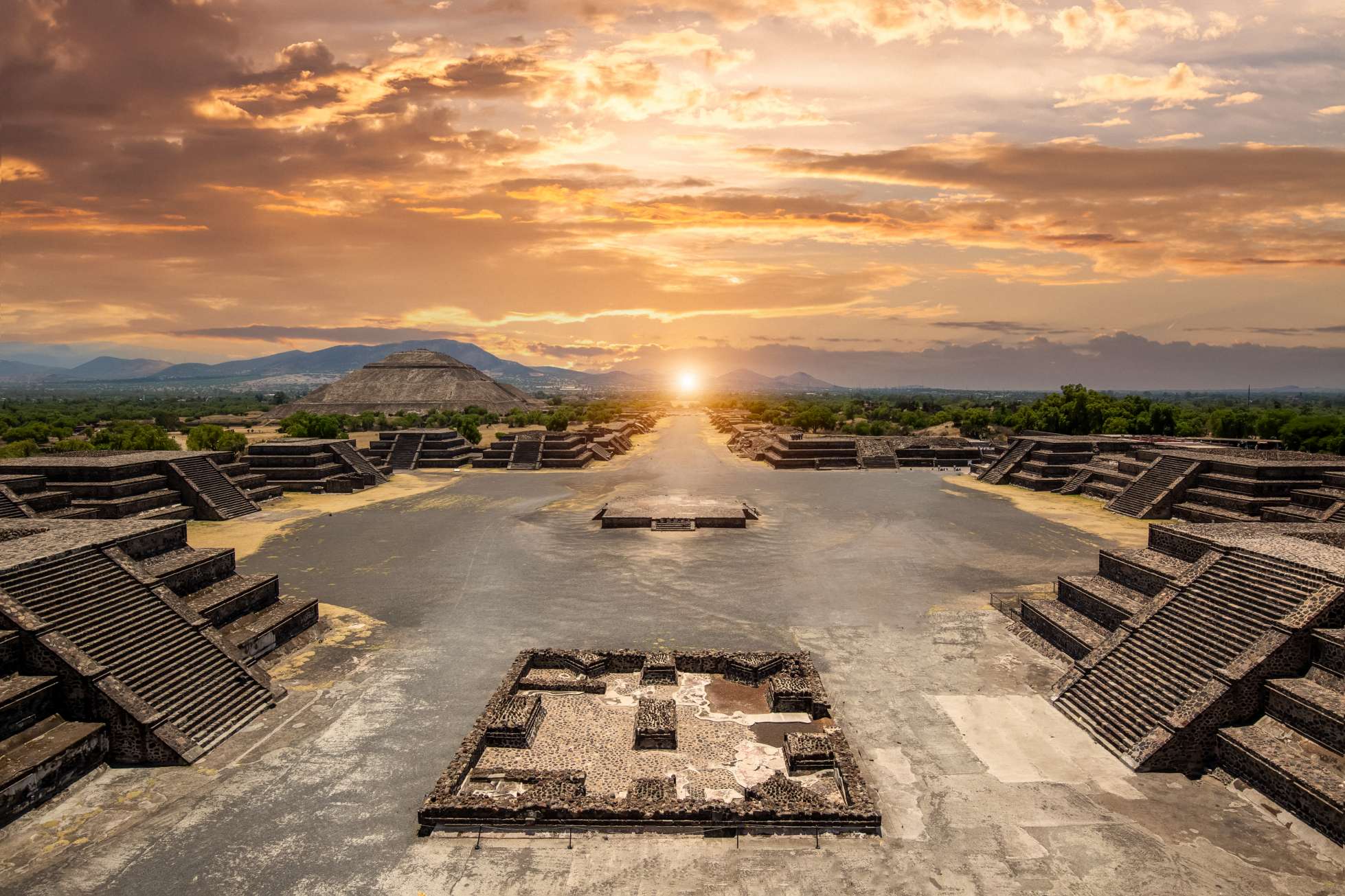 Hluboko v srdci Mexika leží fascinující archeologické naleziště, které mátlo odborníky po staletí. Teotihuacán, což znamená „místo, kde byli stvořeni bohové“, je domovem některých z nejpůsobivějších pyramid a ruin v celé Střední Americe. Pyramidový komplex Teotihuacán se nachází v Mexické vysočině a Mexico Valley poblíž Mexico City. © iStock