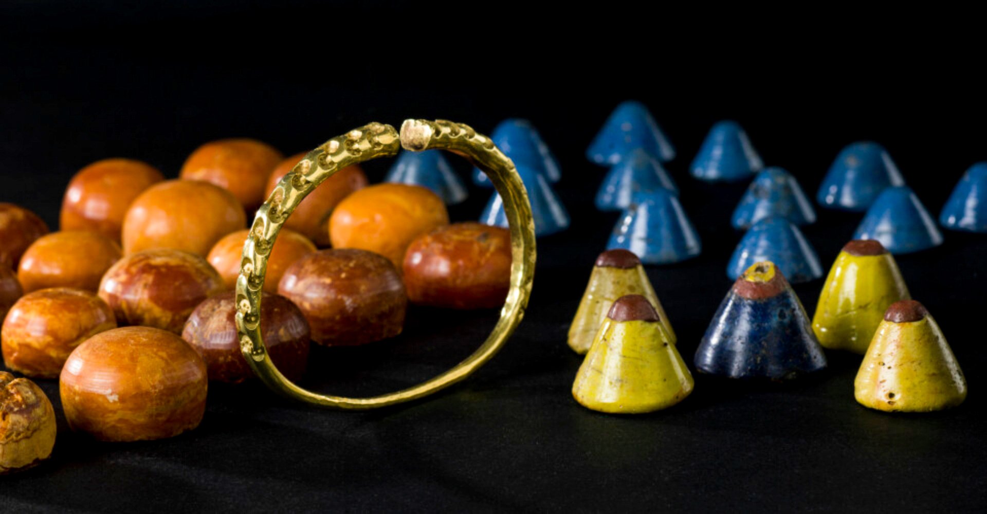 Mohyla Storhaug nebyla nikdy vypleněna, říká archeolog Håkon Reiersen. Víme to jednak díky pozorováním při vykopávkách v 1880. letech XNUMX. století, ale také proto, že se našlo tolik cenných předmětů – jako například tento zlatý prsten na paži a velkolepá sada herních figurek ze skla a jantaru.