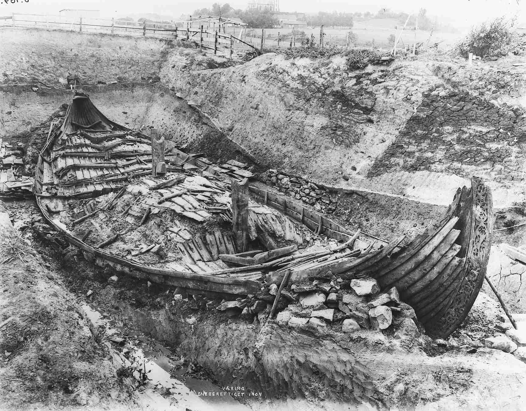 Z archeologických vykopávok na pohrebisku Oseberg neďaleko Tønsbergu (100 km juhozápadne od Osla, Nórsko) v roku 1904. Nález pozostával z vikingskej lode (Loď Oseberg), mnohých drevených a kovových artefaktov, textílií a dokonca obetovaných zvierat používaných ako obete. dvom pochovaným ženám.