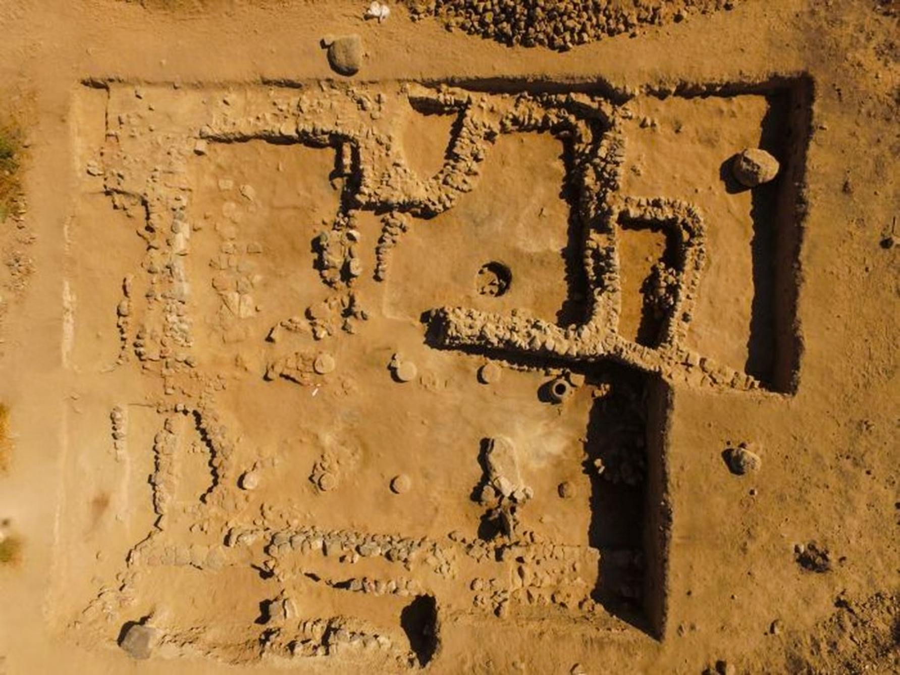 Dentro deste edifício, os arqueólogos descobriram grandes quantidades de farinha.