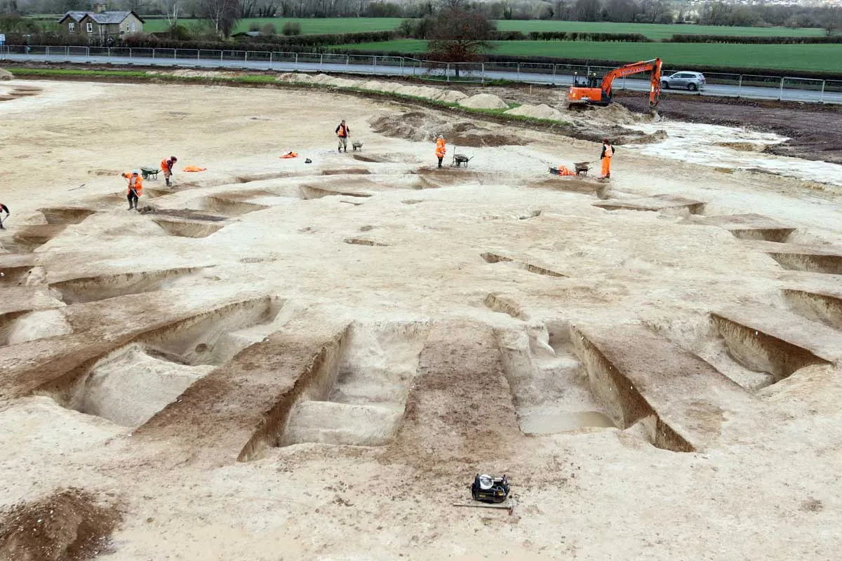 Odhalenie mohylového cintorína z doby bronzovej v Salisbury, Anglicko 1