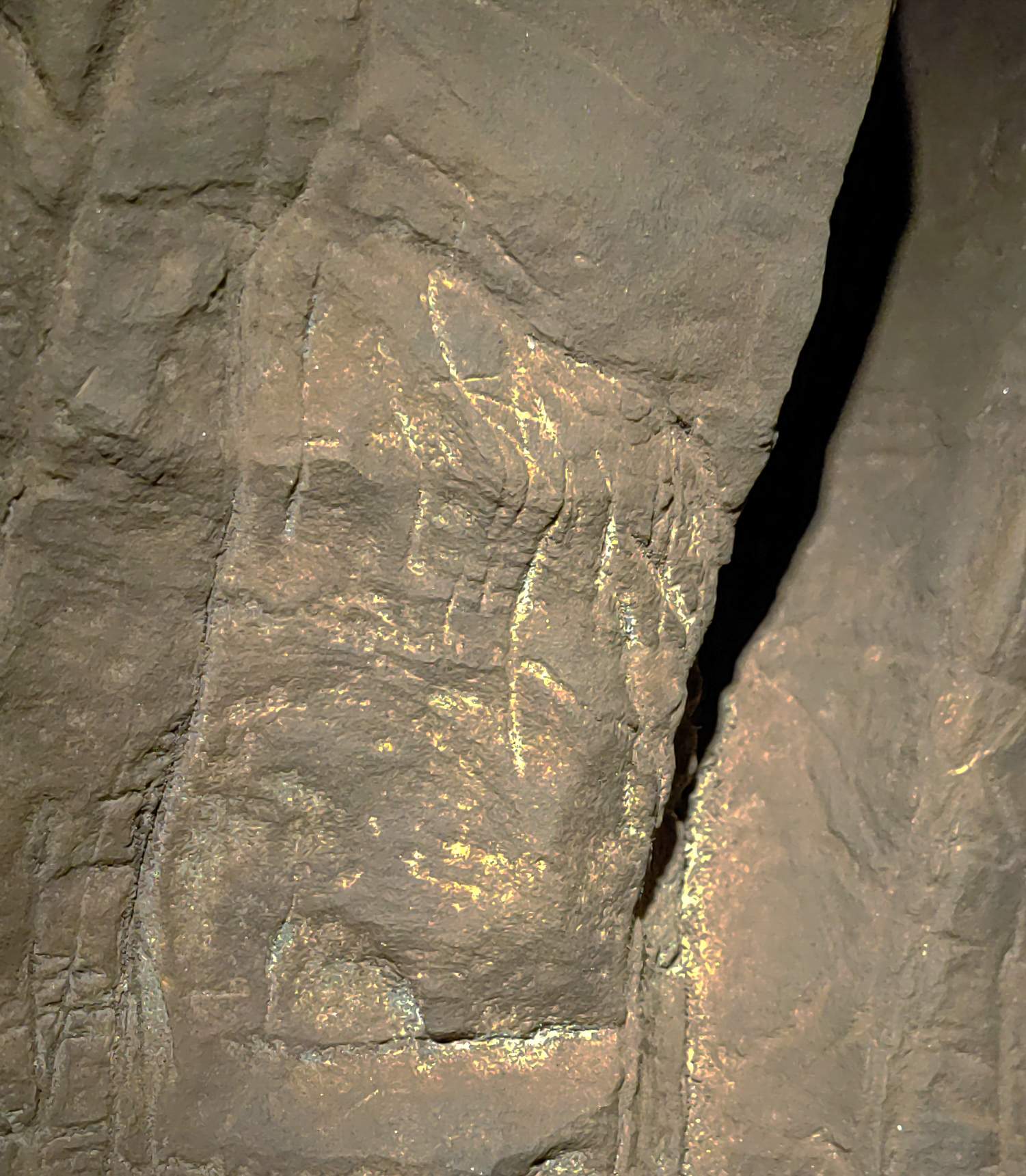 Engravings were found in the Hill Antechamber burial chamber, such as an upside-down cross shape. There is also a material applied over the surface to highlight the non-geometric images in low light, although this has not yet been analyzed.
