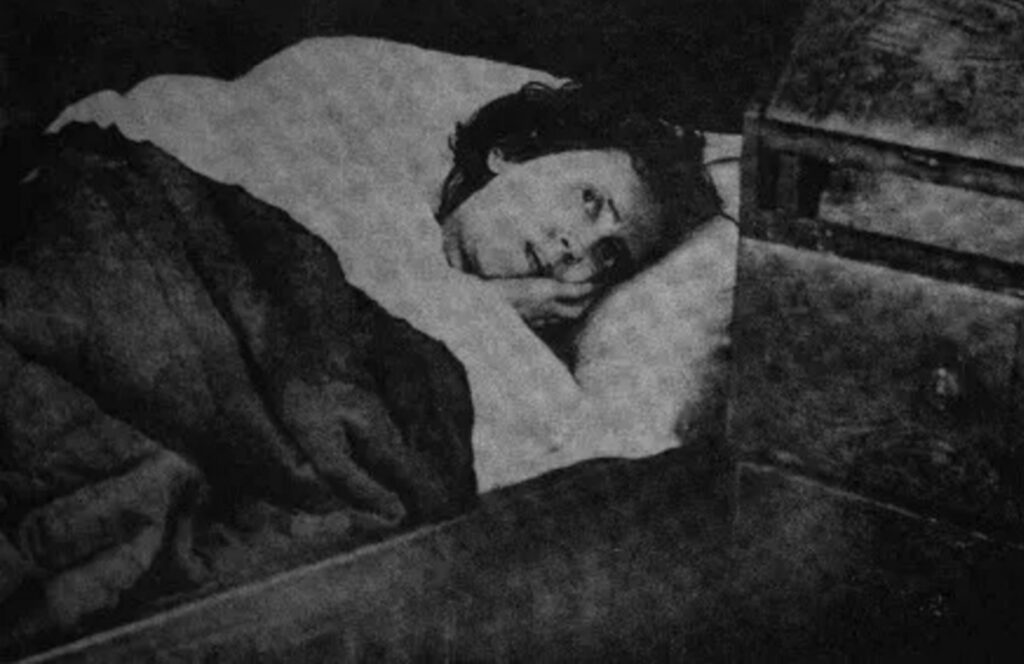 Karolina Olsson (29 octombrie 1861 – 5 aprilie 1950), cunoscută și sub numele de „Soverskan på Oknö” („Doarmea lui Oknö”), a fost o femeie suedeză care se presupune că a rămas în hibernare între 1876 și 1908 (32 de ani). Se crede că acesta este cel mai lung timp în care a trăit cineva în acest mod, care apoi s-a trezit fără simptome reziduale.