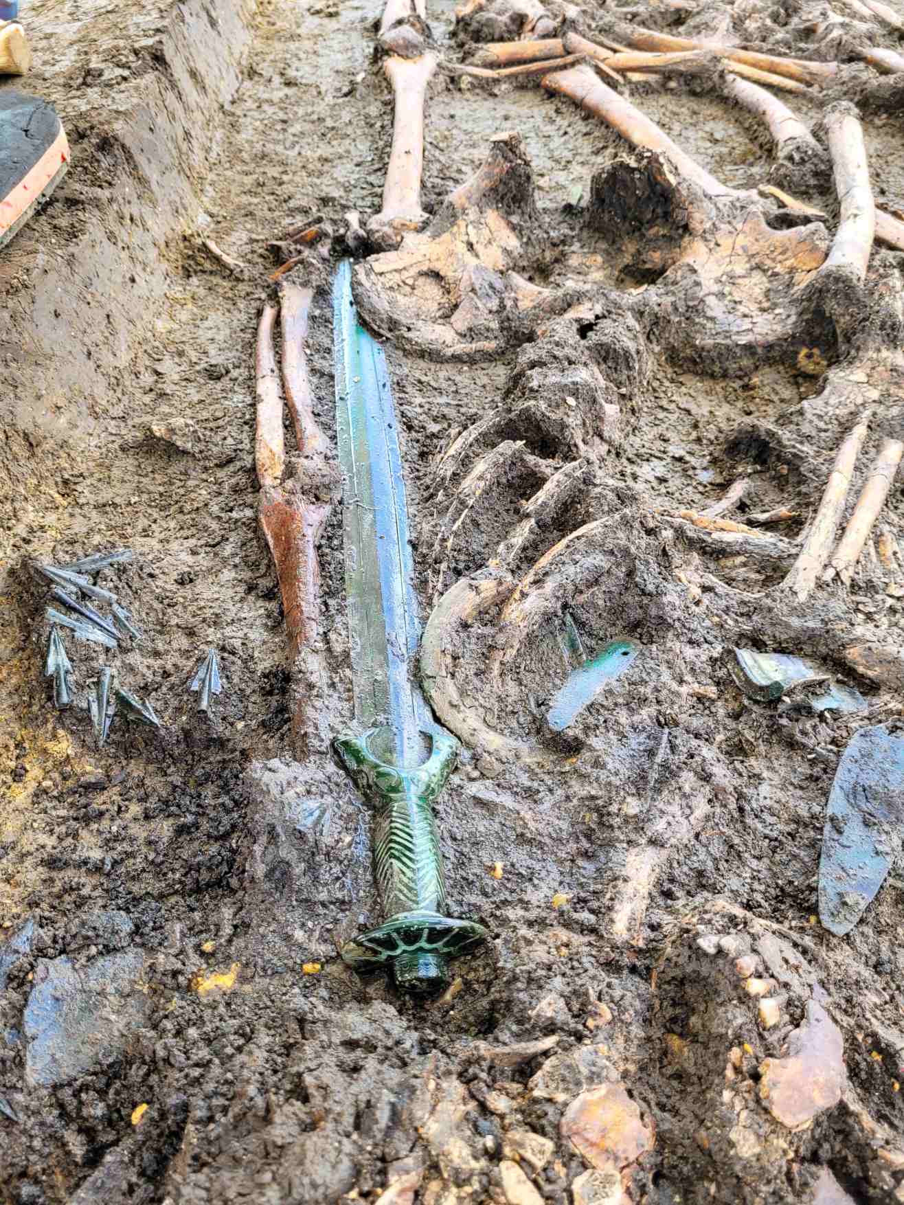 Det nyfunna svärdet upptäcktes i en begravning som hade kvarlevorna av en man, kvinna och barn.