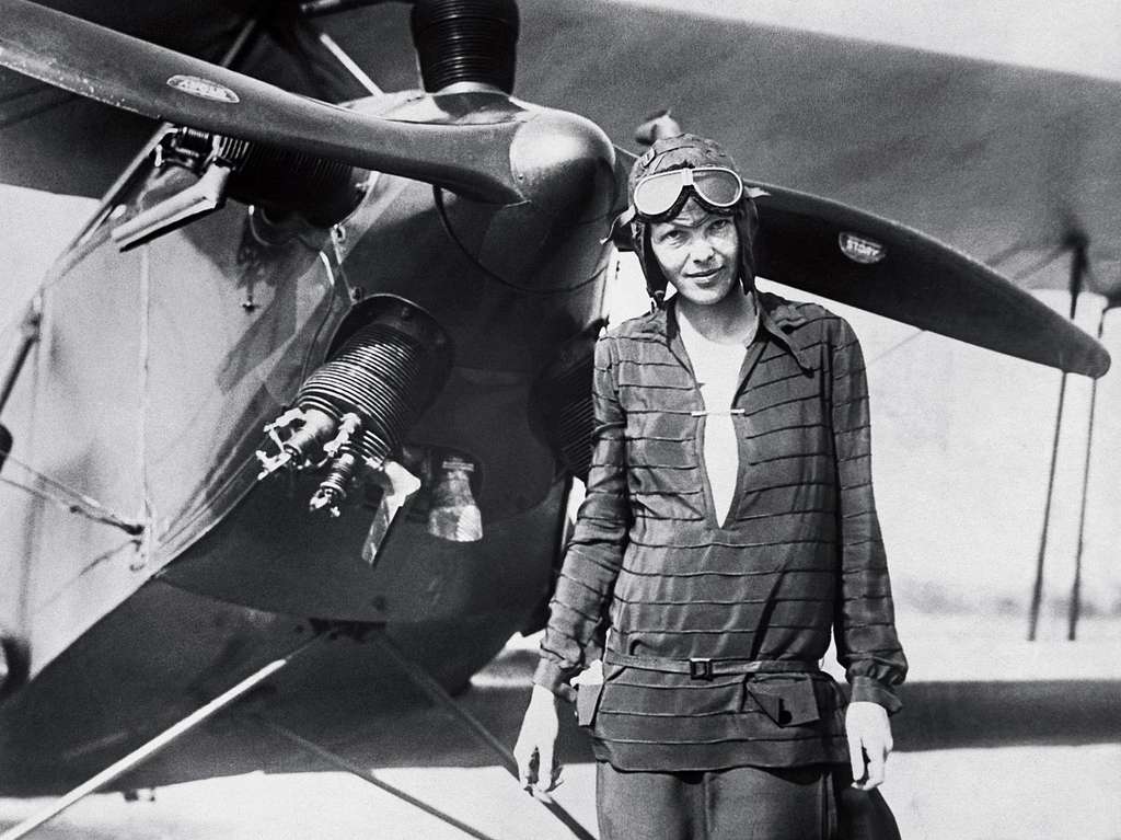 Amelia Earhart se tient le 14 juin 1928 devant son biplan baptisé « Friendship » à Terre-Neuve.