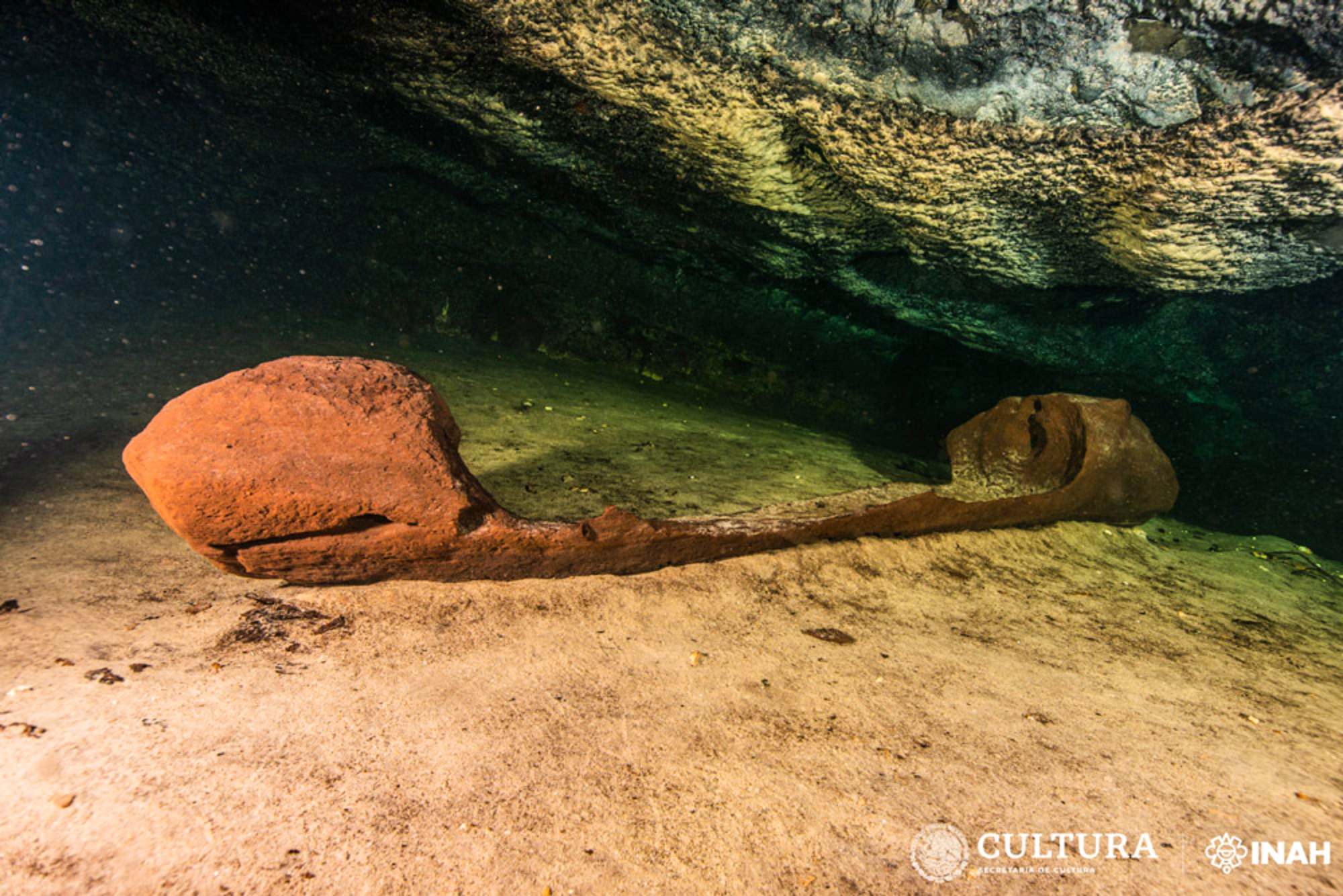 Кану на Маја опкружено со животински и човечки коски пронајдено на „порталот на подземниот свет“ во Мексико 1