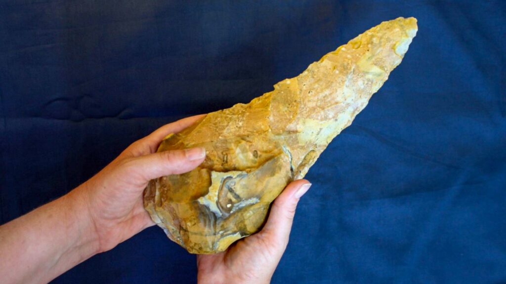 Des artefacts géants en pierre découverts sur un site rare de la période glaciaire dans le Kent 5