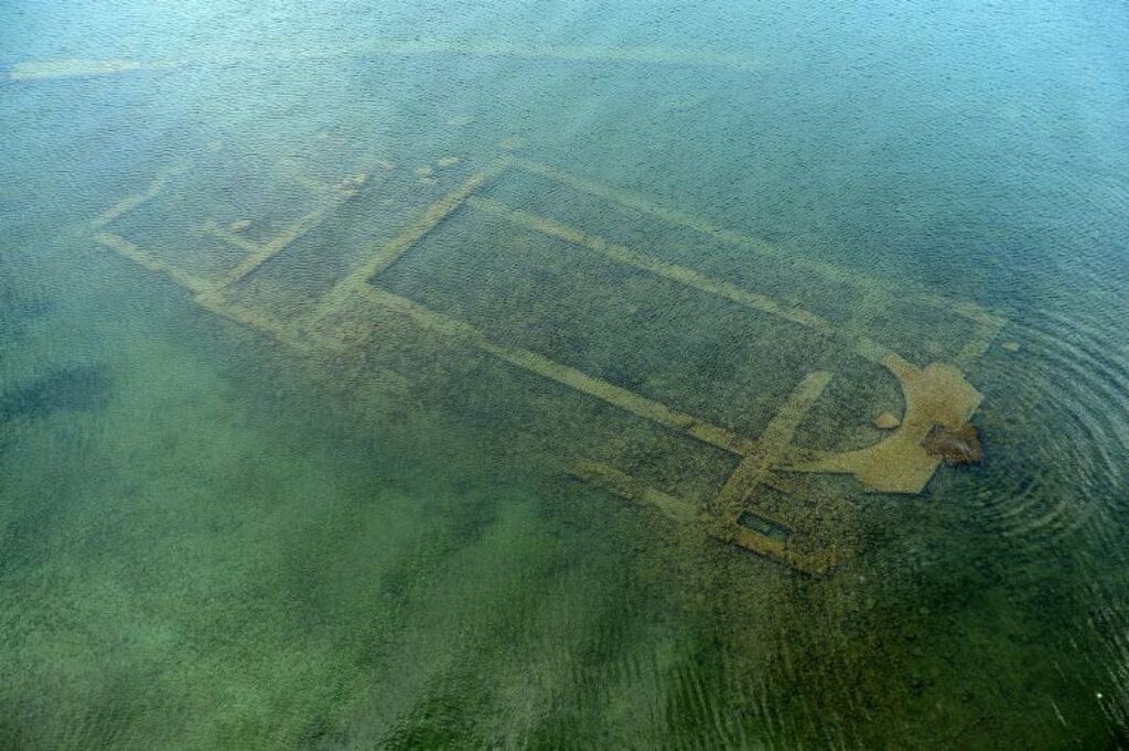 1,500 વર્ષ જૂની બેસિલિકા ઇઝનિક 6 તળાવમાંથી પાણી ખસી જવાને કારણે ફરી ઉભરી આવી